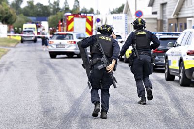 Svært bevæbnet politi til stede ved skudepisoden på Virkelyst i Nørresundby. Tre personer, hvoraf den ene er betjent, blev ramt af skud. En civil borger er afgået ved døden, har politiet oplyst.