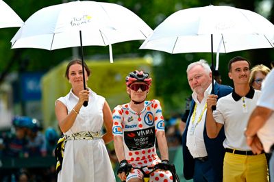 Jonas Vingegaard fik lidt skygge, mens han ventede på starten til fredagens etape i Touren.