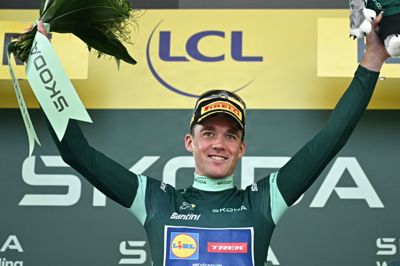 Mads Pedersen fik endnu en tur på podiet som førende i pointkonkurrencen. Hans forspring efter 13. etape er på 41 point til nærmeste rival, Jasper Philipsen.