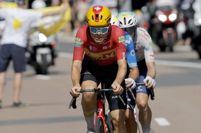 Anthon Charmig kører med smerter, efter at han styrtede i høj fart på torsdagens etape.
