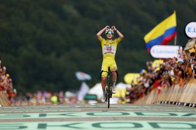 Tadej Pogacar knuste konkurrenterne på 14. etape og kørte alene over målstregen.