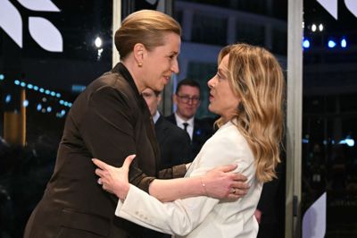 Statsminister Mette Frederiksen (S) og Italiens premierminister, Giorgia Meloni, har længe arbejdet tæt sammen i forsøget på at flytte asyl- og migrationsbehandlingen ud af Europa. I juni blev et stort skridt taget, da lovgrundlaget kom på plads. 19 EU-lande står bag ønsket om at oprette modtage- og udrejsecentre uden for Europa.