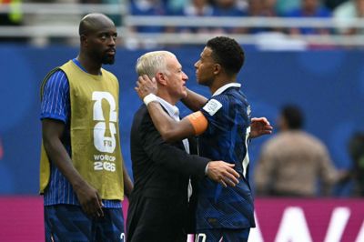 Frankrigs cheftræner, Didier Deschamps, omfavner den franske angriber Kylian Mbappé efter nederlaget til England natten til søndag.