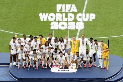 Thomas Tuchel ses til venstre ved siden af de engelske spiller, der netop har fået deres bronzemedaljer på ved VM i fodbold i Miami.