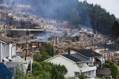 Billedet viser storbranden i Drammen i Norge lørdag. Omkring 100 huse er totalskadet efter branden.