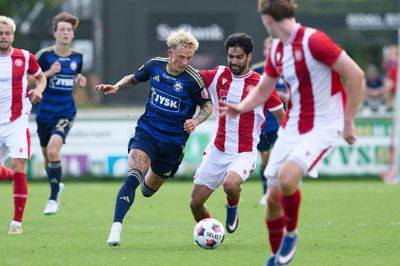 Lucas Riisgaard fik efter blot en enkelt træning med SIF-holdet uofficiel debut i fredagens træningskamp mod AaB i Aalborg, hvor han gav flere prøver på sin hurtighed.