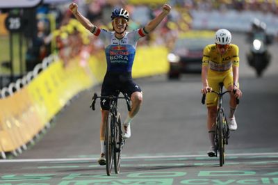 Remco Evenepoel vandt på toppen af Plateau de Solaison.
