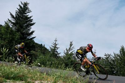 Jonas Vingegaard (t.h.) fotograferet på vej ned at Col de la Croisette på søndagens etape. Kort efter styrtede han og brækkede sit kraveben.