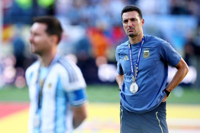 Argentinas landstræner, Lionel Scaloni, ser nedtrykt mod den argentinske stjernespiller Lionel Messi efter nederlaget til Spanien i VM-finalen.