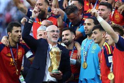 Luis De La Fuente, der fejrer VM-titlen med de spanske spillere, har været landstræner for Spanien siden 2022.