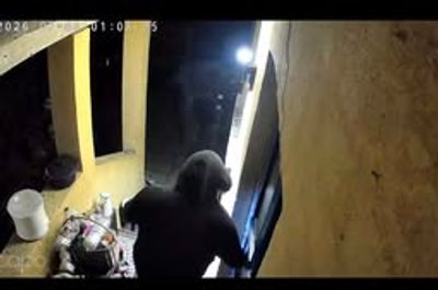 Den ubudne gæst i Timring fanget på video ved et hus på Højgade midt i byen. Politiet har i weekenden anholdt og sigtet en mand for forsøg på indbrud på Bjerregårdvænget i Timring