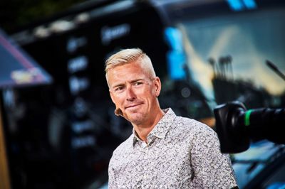 Foredraget finder sted få uger før sæsonens store forårsklassikere, og Lars Bak giver derfor også sit bud på de traditionsrige brostensløb, som markerer starten på en af årets mest intense perioder i cykelsporten.
