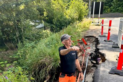 Hvor Risumvej løber ud i Eidervej, skyllede fredagens skybrud et ellers nyligt tildækket fjernvarmearbejde væk. Renden er op mod en meter dyb og rørene atter synlige. Niels Møller fra Høgdal Entreprenør er hyret af Silkeborg Forsyning til udbedringen.