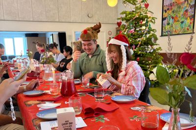 25 unge fra 18 lande har i 14 dage været til Lions Youth Camp i VIdebæk. En af arrangementerne i løbet af de 14 dage var en juleaften, som man fejrer den i Danmark med pakkeleg, juletræ, mandelgaver og julesange. Det var ifølge Lions den aktivitet, der gjorde det største indtryk på de unge deltagere.