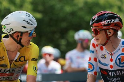 Både Tadej Pogacar og Jonas Vingegaard blev testet natten til søndag under årets Tour de France. Rytternes fagforening mener, at ressourcerne i kampen mod doping kan bruges bedre end det.