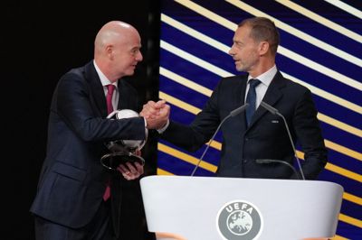 Aleksander Ceferin (til højre) udeblev fra VM-finalen for at vise sin utilfredshed med Fifa og præsident Gianni Infantino (til venstre). Her ses de to ved Uefa-kongressen i februar.