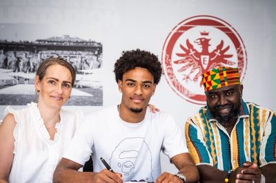 Stolthed hos familien Pimpong efter Malik Pimpongs kontrakt er underskrevet med tyske Eintracht Frankfurt. Her er det nu tidligere FCM-talent omgivet af mor Betina Engholm og far Razak Pimpong.