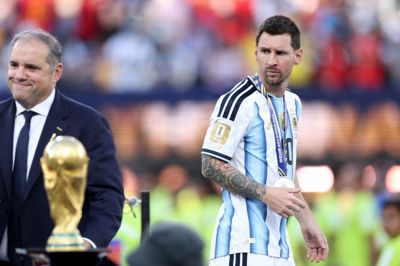 Lionel Messi kigger på VM-trofæet efter Argentinas finalenederlag til Spanien. Først mandag har Messi i et opslag på Instagram reageret på 0-1-nederlaget.