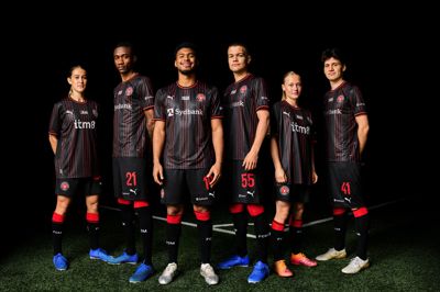 FC Midtjyllands danske vicemestre og pokalvindere er klar til den nye sæson - og naturligvis i et nyt hjemmebanesæt. Her præsenteres outfittet af Ida-Sofie Rathe (t.v.), Denil Castillo, Pedro Bravo, Victor Bak, Nana Munk og Mikel Gogorza.