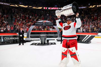 For en god måned siden vandt Frederik Andersen og Carolina Hurricanes Stanley Cup-finalen. Onsdag kommer den herningensiske keeper hjem til fødebyen med den store pokal.