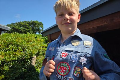 Mærket med at sove ude bliver ikke det eneste Adma har samlet sammen og fået syet på skjorten. Han har også gennemført fem kilometer baglæns gang med bind for øjnene. På en FDF-lejr gennemførte han at være vågen fem timer en nat uden at måtte sætte sig ned, støtte sig til noget eller falde i søvn.