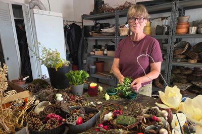 I sin lille "hule" i graverhuset ved Brejning Kirke har Anette Nielsen sit blomsterværksted. Hun samler på genbrugsmaterialer, blomset fra skraldespanden og vejblomster, så hun i sin fritid kan lave små dekorationer, der kan sælges til brug på kirkegården.