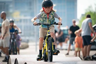 I dag ønsker mange at pedaltræne med deres børn på lukkede baner. Nu etableres der en stor, offentlig cykellegeplads med mulighed for at øve selv eller få instruktørhjælp. Fotoet her er lånt med tilladelse fra Dansk Skolecykling.