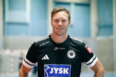 Assistenttræner Klaus Thomsen er nu også blevet fast fysioterapeut for ligaholdet.