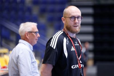 Dennis Bo Jensen havde nytilkomne Buster Juul og Sebastian Frandsen med til træningsstarten. Han satser på, at BSH-truppen bliver forstærket yderligere inden sæsonstarten. - Vi er lidt tynde, hvis der kun er seks bagspillere. Så vi har et håb og en tro om, at vi kan finde en til, siger han.