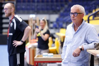 Sportschef Peter K. Bertelsen er her med cheftræner Dennis Bo Jensen i baggrunden.