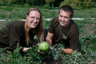 Camilla Graversgaard og Michael Bondgaard på Buskhedevej har afrundet jordbærsæsonen for i år. Om kort tid skal der høstes vandmeloner.
