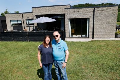 Anne-Mette Vendelbo og Yannick Kühlwein Kristiansen har boet i den 184 kvm store villa på Buskelundengen siden december 2020. De var i sommerhus i Blokhus, da indbrudstyve brød ind og forsvandt med tyvekoster for omkring 230.000 kroner.