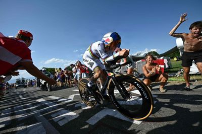 Iført verdensmesterskabstrøjen viste Remco Evenepoel, at han er verdens bedste enkeltstartsrytter, da han var hurtigst i kampen mod uret på Tourens 16. etape.