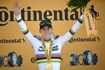 For anden etape i træk kunne Remco Evenepoel lade sig hylde på Tour de France-podiet som vinder.