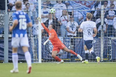 Lech Poznans Mikael Ishak udplacerer AGF-keeper Jesper Hansen, der kort efter blev udvist.