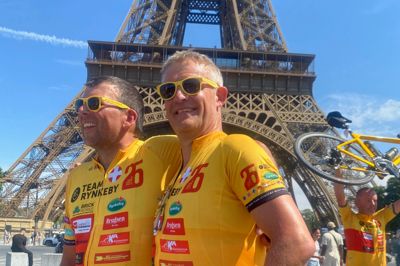 Forstander Lars S. Hansen (t.h.) og bestyrelsesformand Thomas Pilgaard fra Hestlund Efterskole oplevede cykelturen til Paris som meget meningsfuld.
