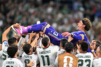 Guillermo Ochoa fik en lufttur af sine mexicanske holdkammerater efter VM-gruppesejren over Tjekkiet.
