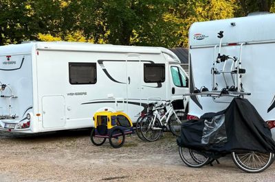 Hvor mange autocampere er der set en morgen på parkeringspladsen ved Indelukket?
