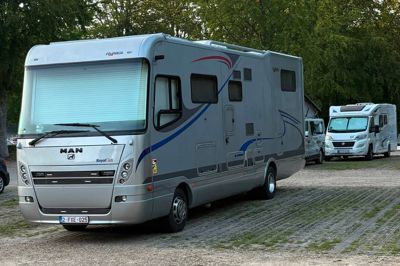 Nogle af autocamperne i Indelukket er forholdsvis store og kan godt fylde mere end en enkelt parkeringsplads, når de slår lejr for natten. Autocamperen her kommer fra udlandet.