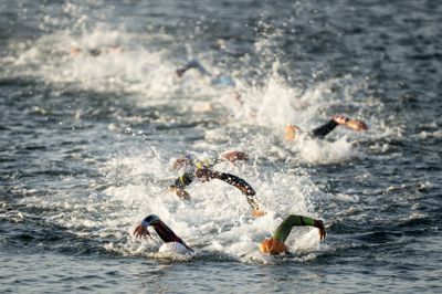 Svømning i havet kan give mere appetit end en tur i svømmehallen. Det skyldes, at koldt vand sætter gang i nogle hormoner, der er med til at regulere appetitten i hjernen, siger en forsker. Billedet er fra Amager Strandpark under Ironman i København i 2021.