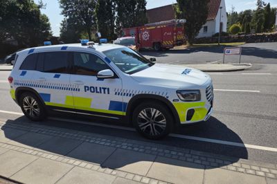 Politi og brandvæsen måtte tirsdag eftermiddag rykke en tur til Vorgod-Barde, hvor der var gået ild i en terrasse bag et hus på Bardevej. Nu har politiet sigtet husets beboer.