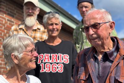 Niels Jørgen Nielsen sammen med sin hustru Ruth Vibskov Nielsen og børnene Per Vibskov, Lone Vibskov og Henrik Vibskov. I dag er de alle samlet til 90 års fødselsdag i Kjellerup.