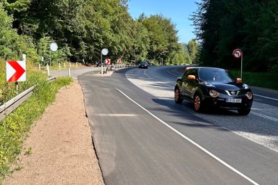 Rodelundvej set mod Virklund. Svinget er gjort bredere, autoværnet skal væk, cykelstierne hæves og afgrænses med autoværn. Trafiksikringen er næsten færdig, men ikke helt.
