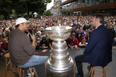 Frederik Andersen (t.v.), der her bliver interviewet af ishockeyjournalisten Jimmy Bøjgaard, viste onsdag det imponerende Stanley Cup-trofæ frem i Herning. Den lokale NHL-vinder blev behørigt hyldet i hjembyen, hvor massevis af fans var mødt op på Tinghuspladsen.