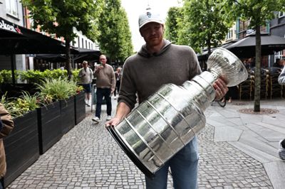 Frederik Andersen er i fødebyen Herning med Stanley Cup-trofæet.