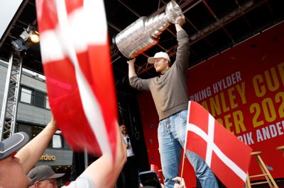 Frederik Andersen løfter Stanley Cup-pokalen i Herning.