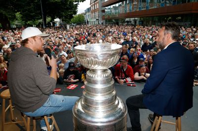 Den 15 kilo tunge pokal på plads midt på scenen.Frederik Andersen (t.v.) stillede op til et interview med Jimmy Bøjgaard foran folkemængden.