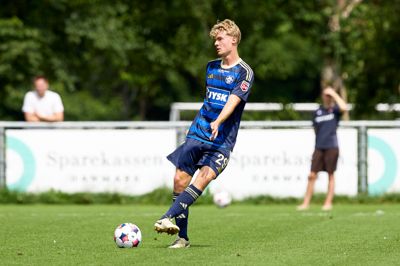 William Møller bliver om et år student fra handelsskolen. - Jeg glæder mig til at blive færdig, så jeg kan komme på fuldtid her, siger forsvarstalentet, hvis aftale med SIF løber frem til sommeren 2028.