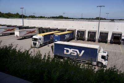 Allerede kort efter børsåbning var DSV-aktien faldet med otte procent. Faldet fortsatte yderligere frem til lukningen af onsdagens handel.