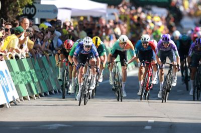 Jasper Philipsen (forrest til venstre) var hurtigst i spurten på 17. etape af Tour de France.